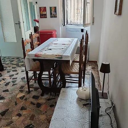 Tra Le Finestre Blu Della Pigna Sanremo
